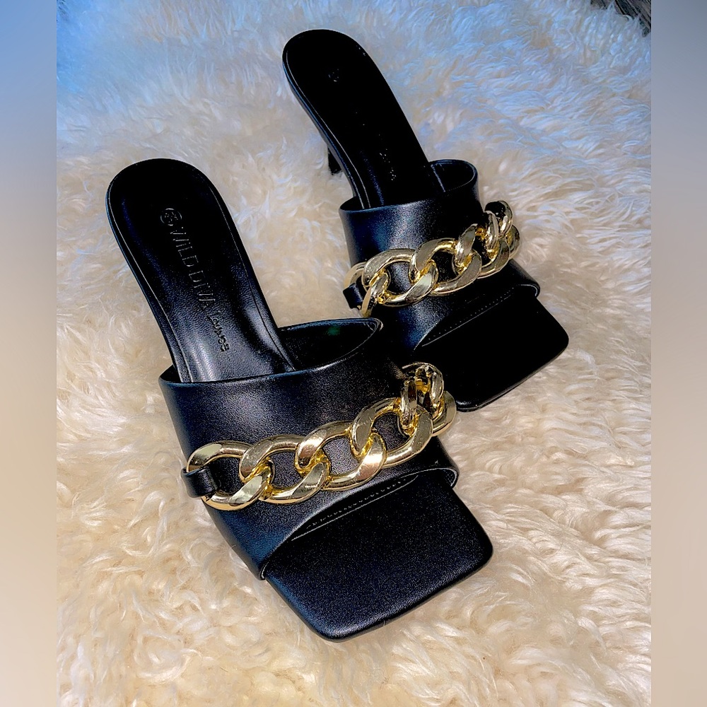 BLACK HEELS W/ GOLD CHAIN-LINK STRAPS 👠